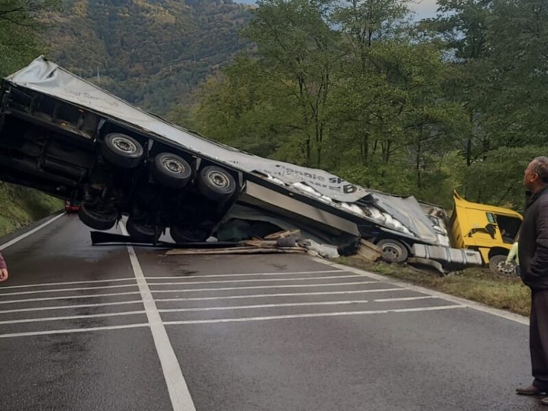 accident pe dn 7 la câineni. tir răsturnat pe drum