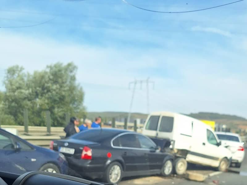 carambol pe autostradă, pe sensul sebeș - sibiu. cel puțin patru mașini implicate