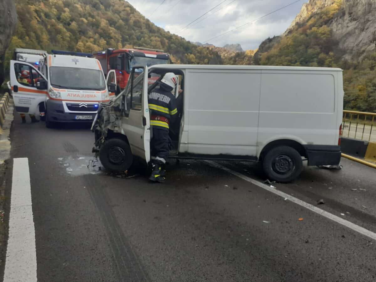 Accident grav pe Valea Oltului la Călimănești. Două TIR-uri și un microbuz implicate