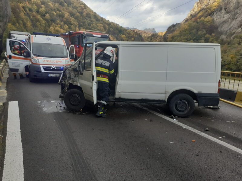 accident grav pe valea oltului la călimănești. două tir-uri și un microbuz implicate