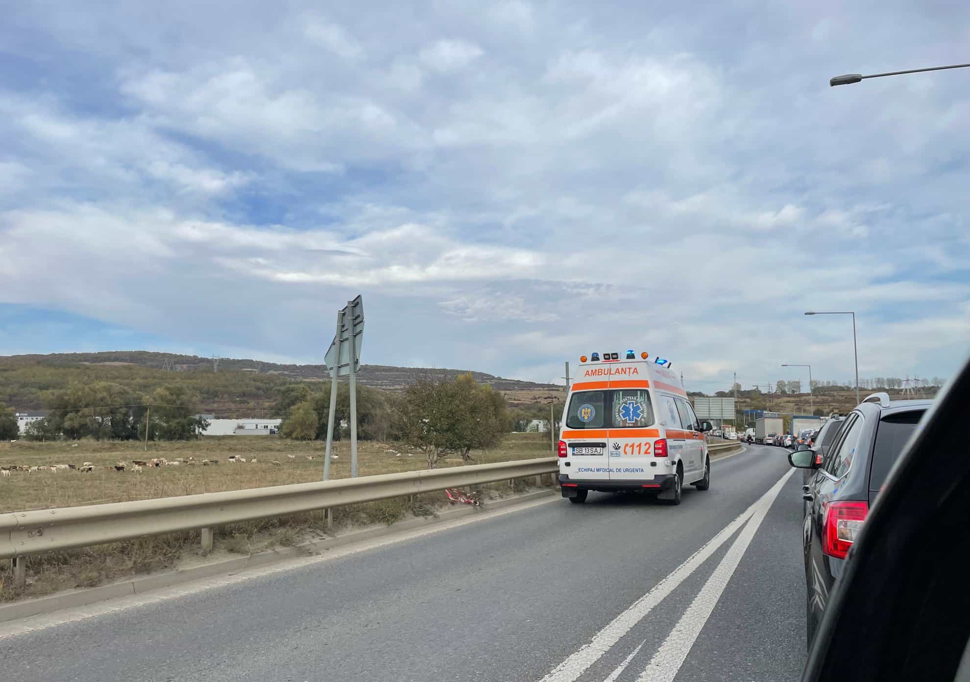 accident la ieșire din sibiu spre daia. bărbat lovit la cap, dus la spital (foto)