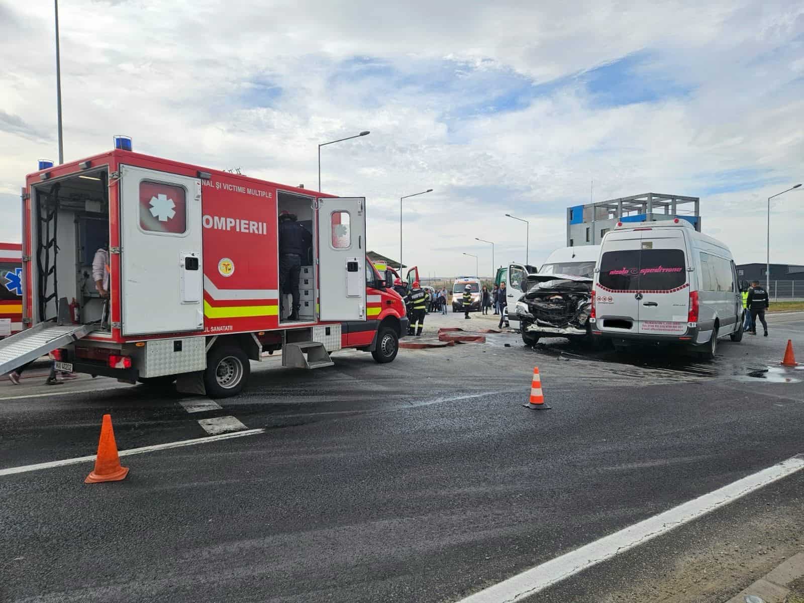 Imagini cu momentul impactului dintre două microbuze în „intersecția morții” din Sibiu. 19 oameni au ajuns la spital (video)