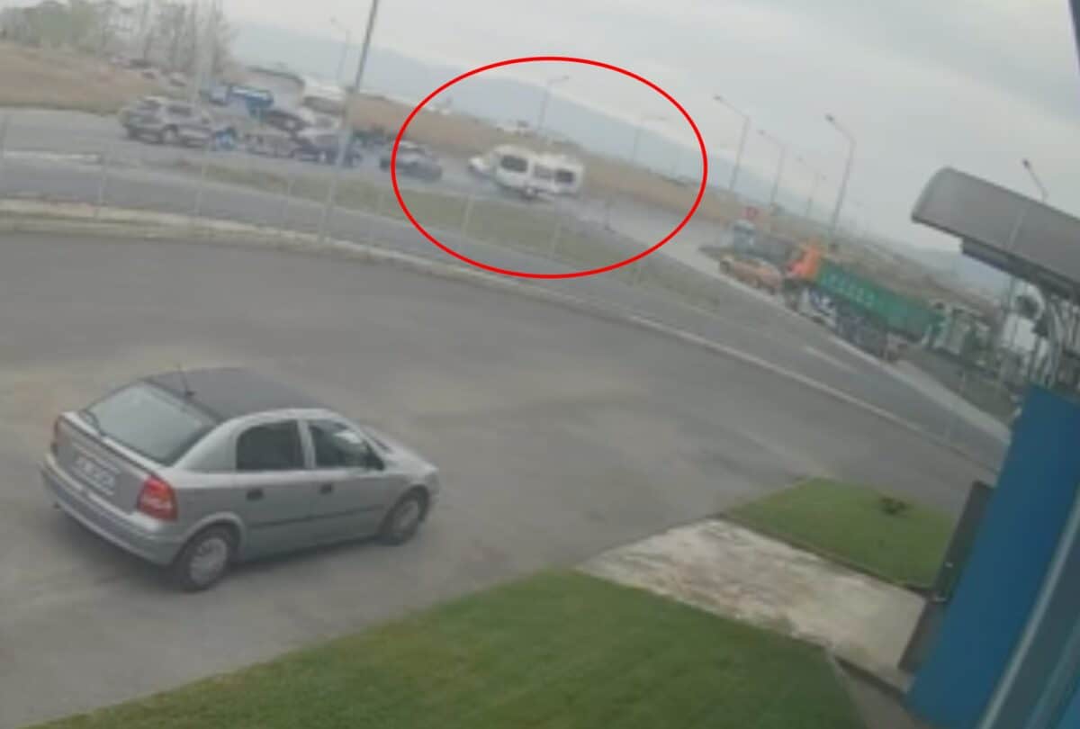 Imagini cu momentul impactului dintre două microbuze în „intersecția morții” din Sibiu. 19 oameni au ajuns la spital (video)