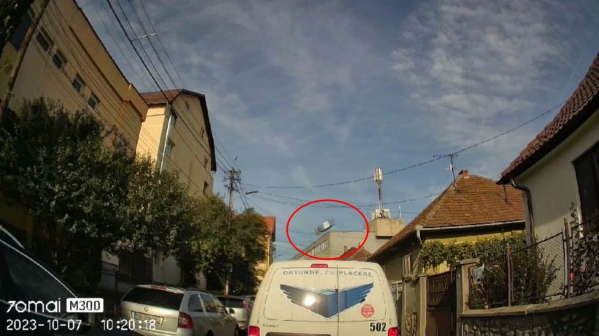 Metodă nouă de livrare a coletelor la Fan Courier. Azvârlit „oriunde, cu plăcere” peste gardul unei case din Sibiu (video)