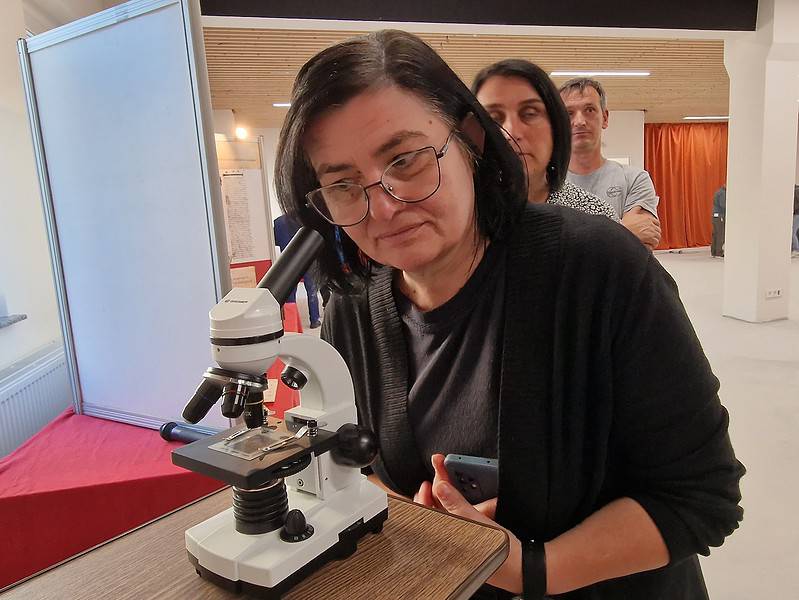 cum arată cea mai mică biblie din lume, adusă la sibiu. trebuie citită cu microscopul (video)