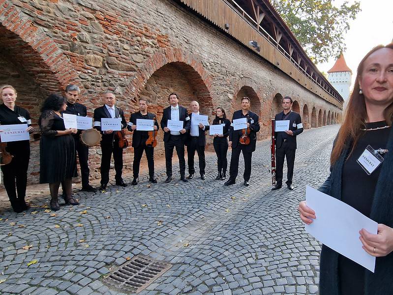 Protest al muzicienilor de la Filarmonică lângă Sălii Thalia, chiar înainte de Gala de Operă: "Am fost daţi jos de pe scenă. Suntem daţi la o parte" (video)