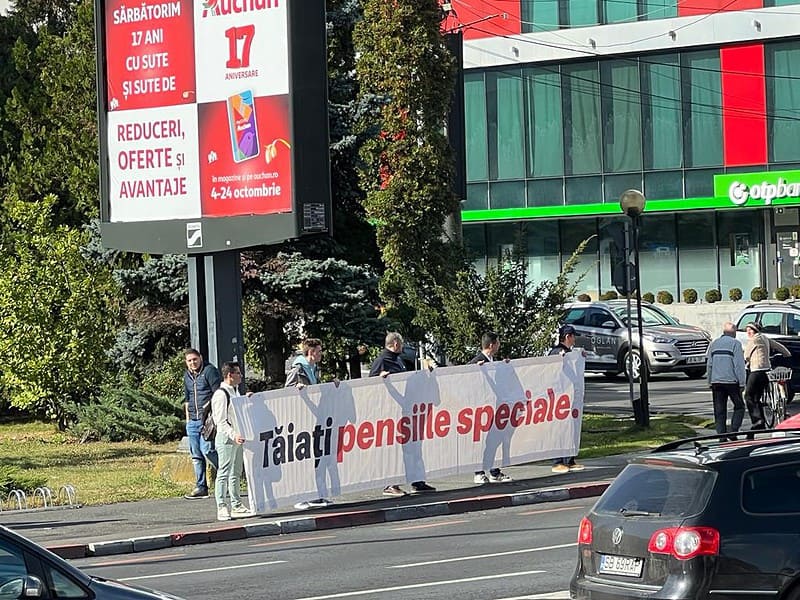 protestul usr sibiu împotriva pensiilor speciale. au venit doar zece oameni (video)