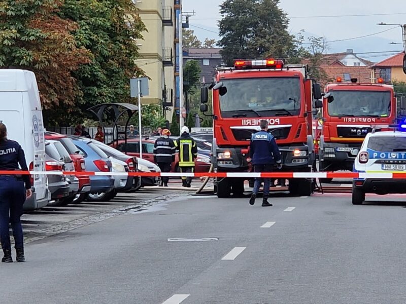 mașina făcută scrum în vasile aaron. zonă închisă din cauza pericolului de explozie la niște butelii (foto video)