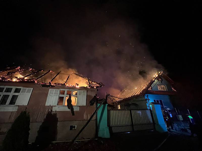 UPDATE Incendiu la două case în Boița. Un bărbat, găsit mort (foto video)