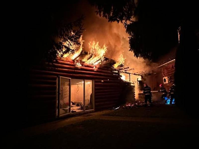 anexă a unei cabane de pe valea avrigului, mistuită de flăcări