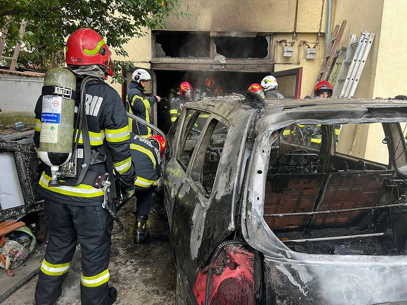 scânteile de la un aparat de sudură, cauza incendiului de la garajul de pe strada vasile aaron