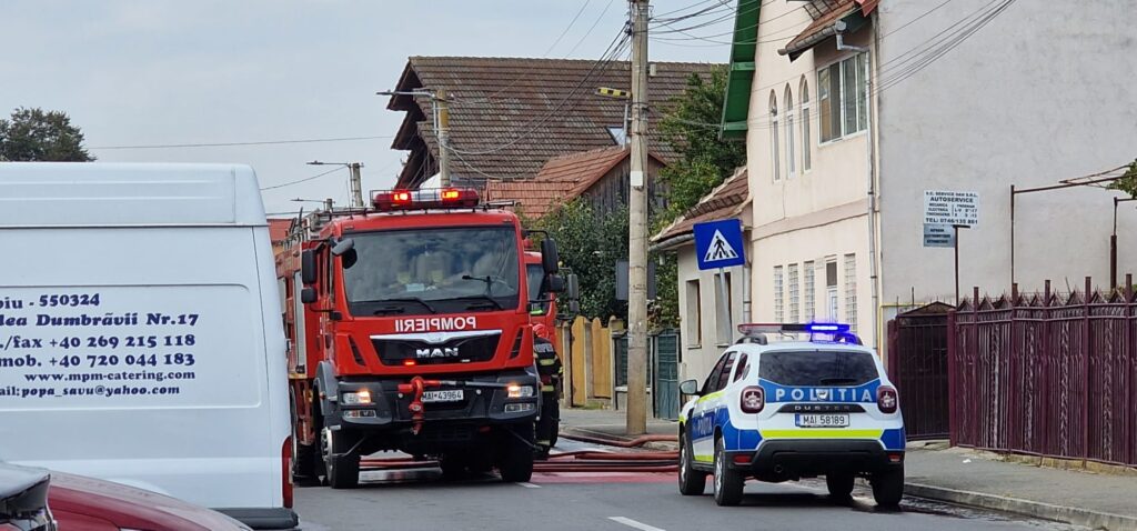 Mașina făcută scrum în Vasile Aaron. Zonă închisă din cauza pericolului de explozie la niște butelii (foto video)