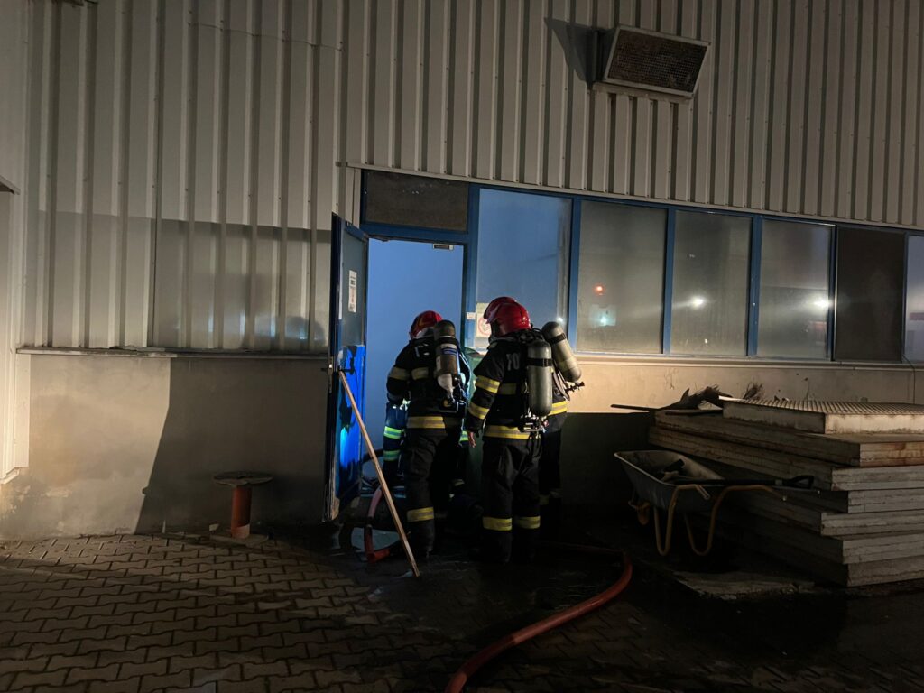 Incendiul de la o fabrica de reciclare din Șura Mică a fost lichidat. Aproximativ 70 de persoane evacuate (foto video)