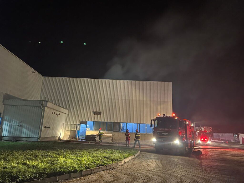 Incendiul de la o fabrica de reciclare din Șura Mică a fost lichidat. Aproximativ 70 de persoane evacuate (foto video)