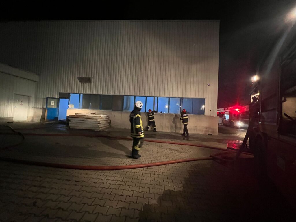 Incendiul de la o fabrica de reciclare din Șura Mică a fost lichidat. Aproximativ 70 de persoane evacuate (foto video)