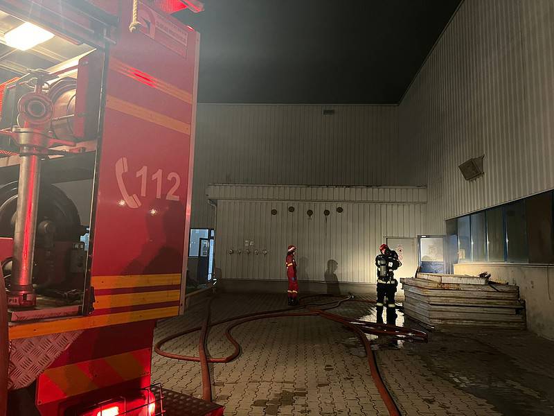 incendiul de la o fabrica de reciclare din șura mică a fost lichidat. aproximativ 70 de persoane evacuate (foto video)