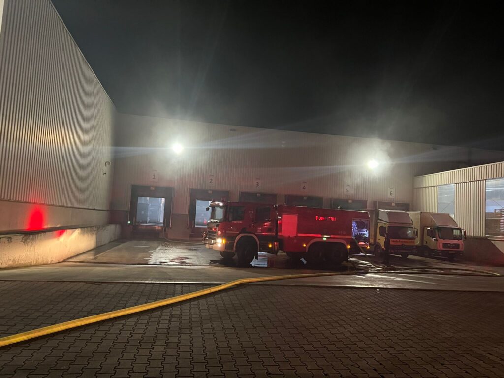 Incendiul de la o fabrica de reciclare din Șura Mică a fost lichidat. Aproximativ 70 de persoane evacuate (foto video)