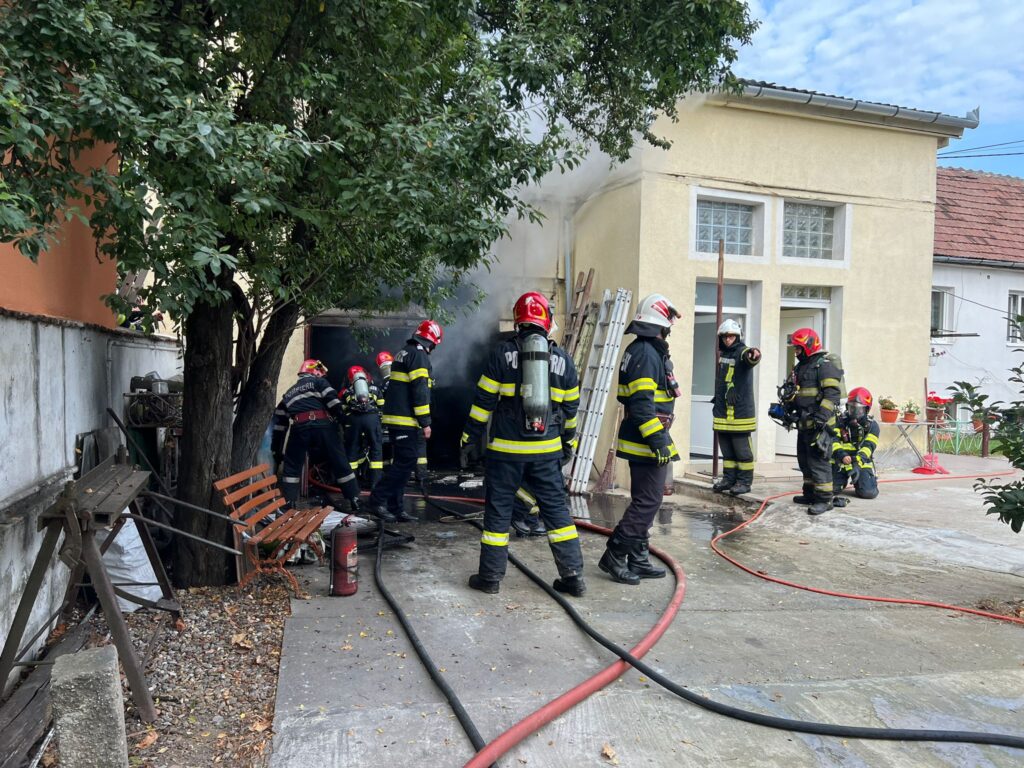 Garaj în flăcări în Vasile Aaron. O mașină a luat foc