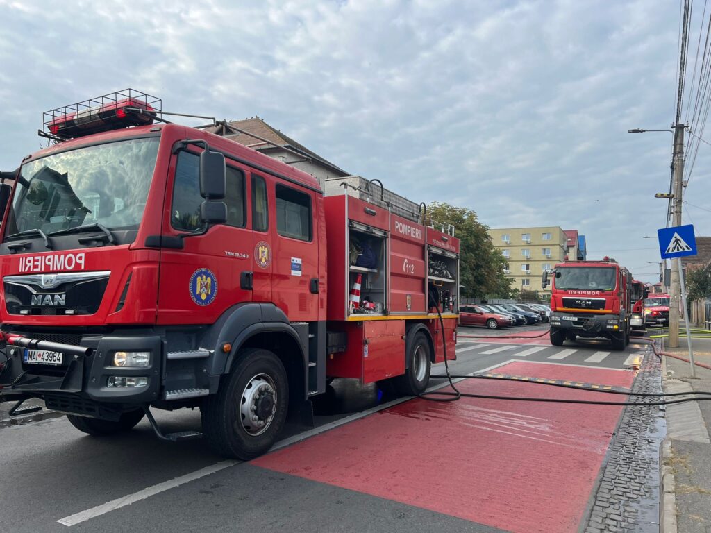 Garaj în flăcări în Vasile Aaron. O mașină a luat foc