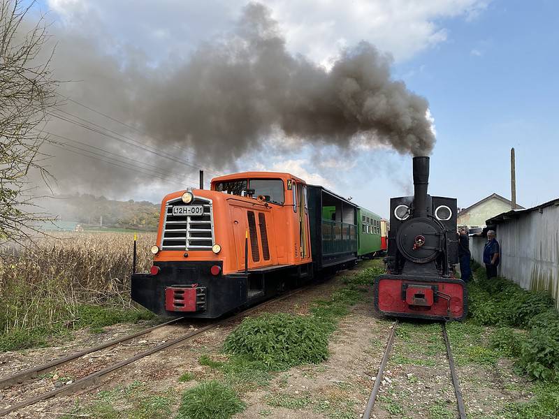 premieră pe valea hârtibaciului. mocănița și locomotiva cu abur, pe același traseu