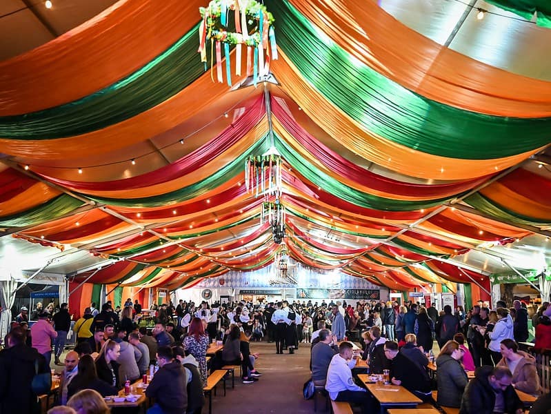 atmosferă ca în bavaria la târgul obor din sibiu. a început oktoberfest (video, foto)