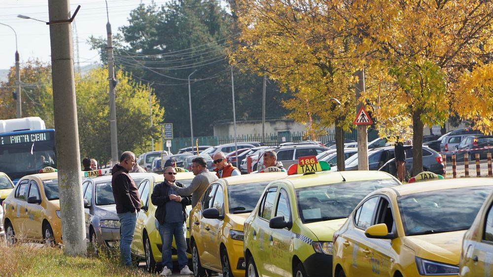 sute de taximetriști au protestat joi la sibiu. acuză boltul și uberul de taximetrie mascată (foto video)