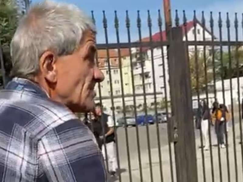 paznicul care a atacat cu spray lacrimogen elevii de la liceul terezianum a fost dat afară