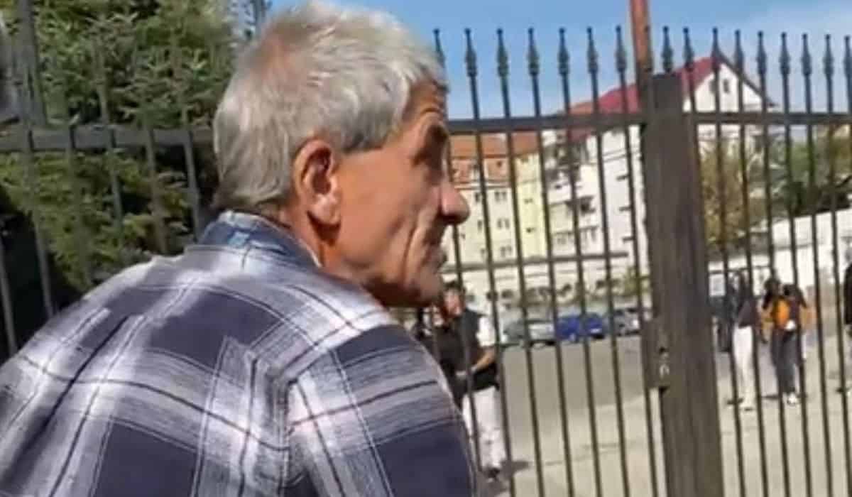 Paznicul care a atacat cu spray lacrimogen elevii de la Liceul Terezianum a fost dat afară