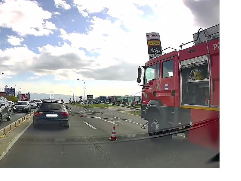 Stâlp de iluminat căzut pe DN1, vizavi de Shopping City. Traficul este îngreunat