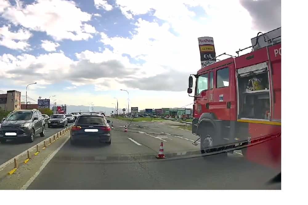 stâlp de iluminat căzut pe dn1, vizavi de shopping city. traficul este îngreunat