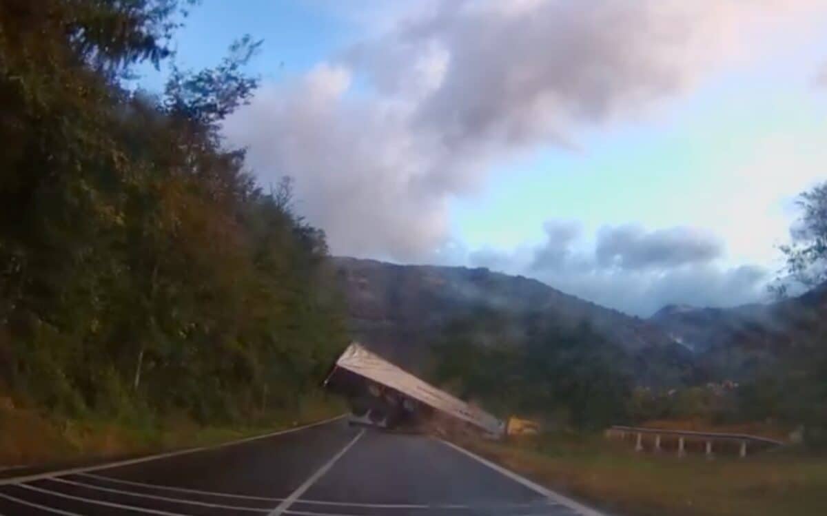 momentul în care un tir se răstoarnă pe valea oltului, surprins de o cameră de bord (video)