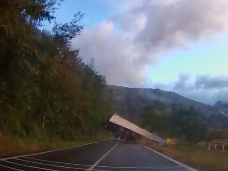 momentul în care un tir se răstoarnă pe valea oltului, surprins de o cameră de bord (video)