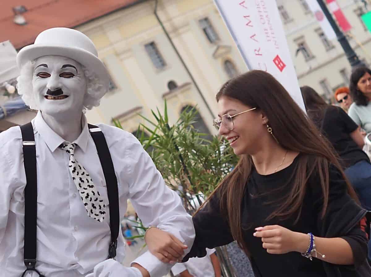 primăria explică de ce l-a interzis pe artistul stradal toni varuti în centrul sibiului. „se dorește o degrevare a zonei istorice”