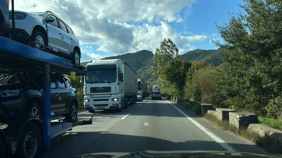 trafic îngreunat marți pe valea oltului. se fac lucrări de curățare a șanțurilor