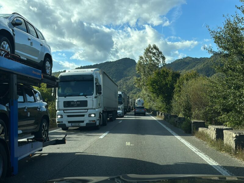 trafic îngreunat marți pe valea oltului. se fac lucrări de curățare a șanțurilor