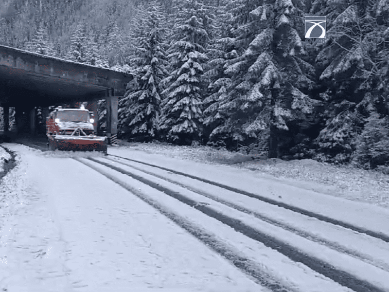 prima zăpadă pe transfăgărășan. drumarii au intervenit cu utilaje de deszăpezire (video)