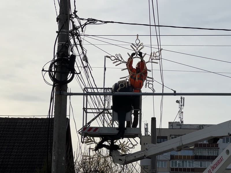 primăria mediaș a început împodobirea orașului cu ocazia sărbătorilor de iarnă. se folosesc cele de anul trecut