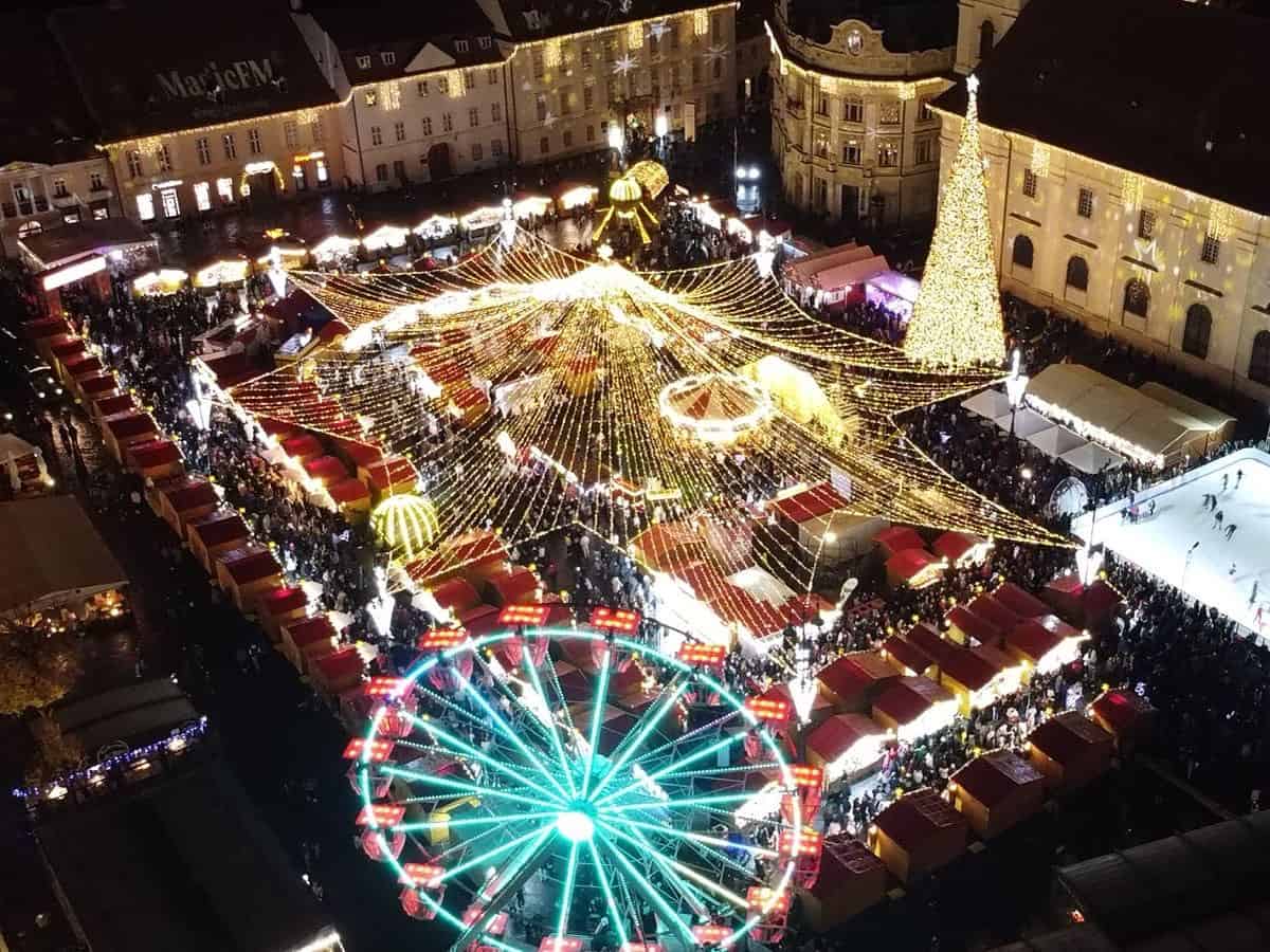 S-a deschis Târgul de Crăciun din Sibiu. Oamenii au venit la inaugurare în ciuda ploii (video, foto)