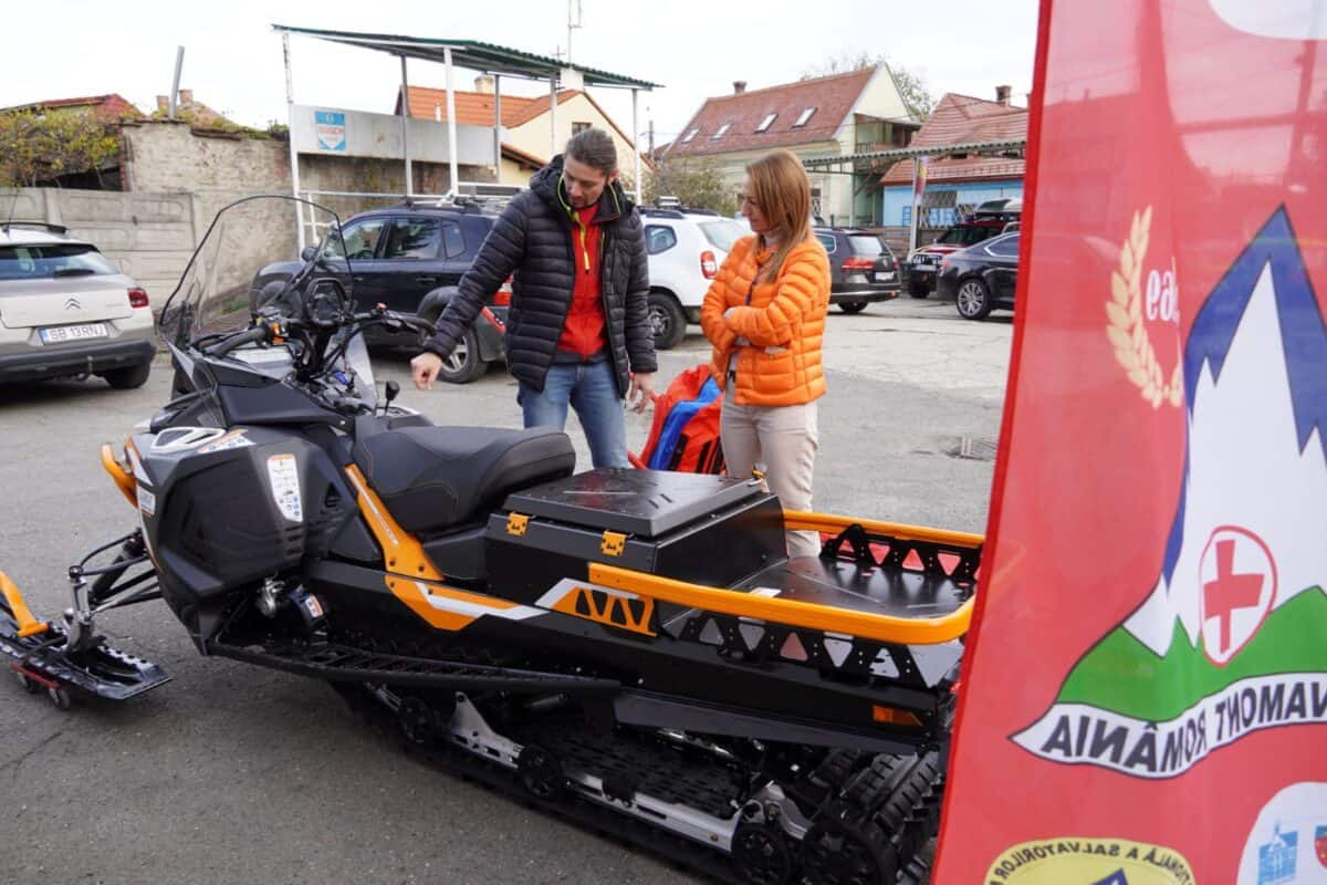 Pregătiri de iarnă la Salvamont Sibiu. Consiliul Județean a cumpărat un snowmobil de ultimă generație