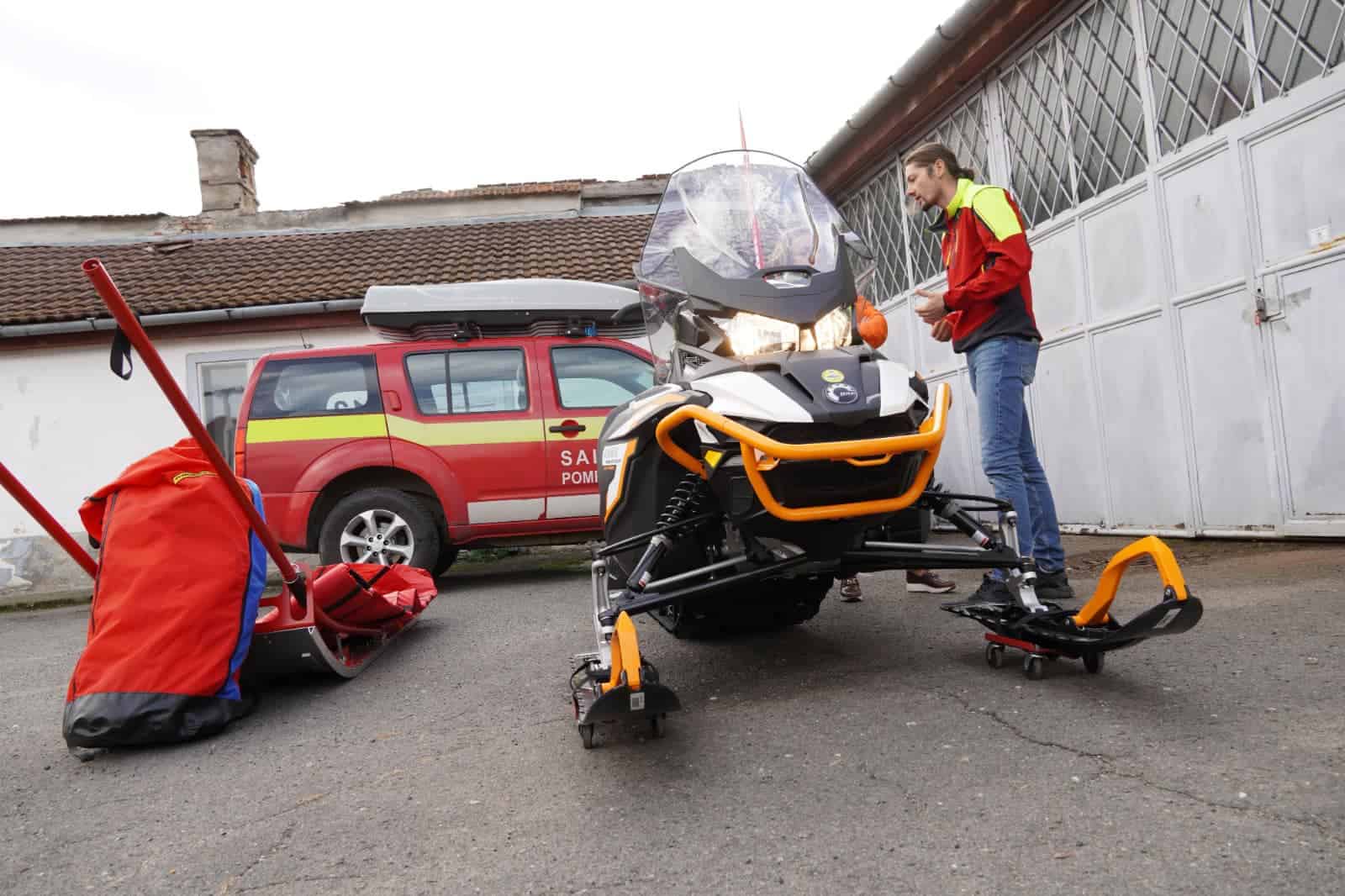 Pregătiri de iarnă la Salvamont Sibiu. Consiliul Județean a cumpărat un snowmobil de ultimă generație