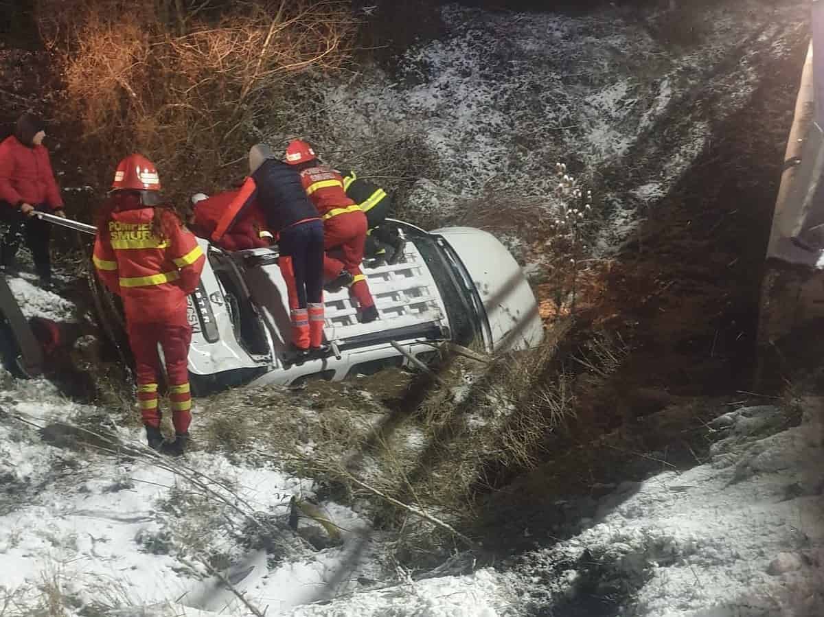 accident în dealul dăii. două mașini au ieșit în afara drumului în aceeași curbă, una după alta. o femeie rănită a ajuns la spital (foto)