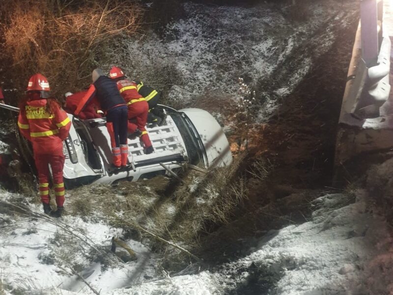 accident în dealul dăii. două mașini au ieșit în afara drumului în aceeași curbă, una după alta. o femeie rănită a ajuns la spital (foto)