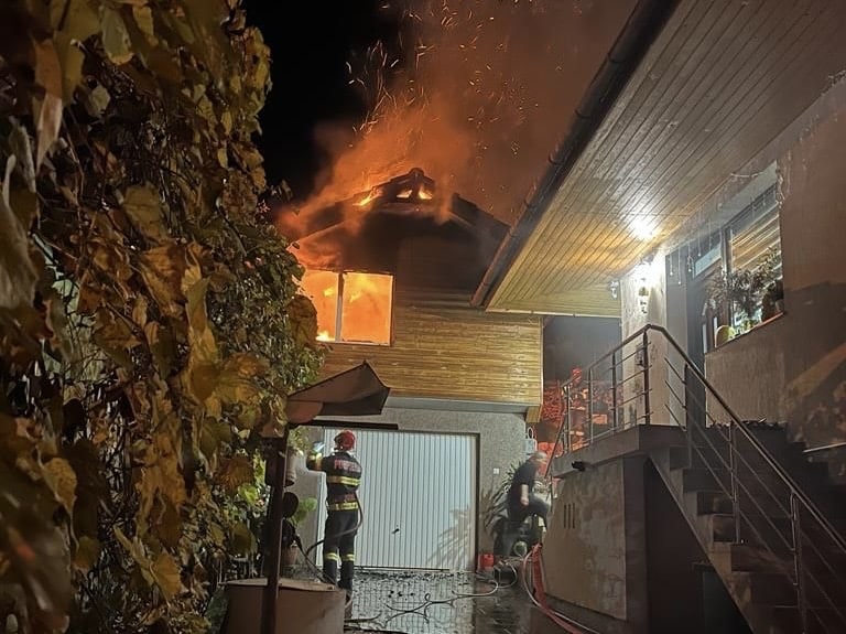 cabană de lemn din mediaș, cuprinsă de flăcări (foto)