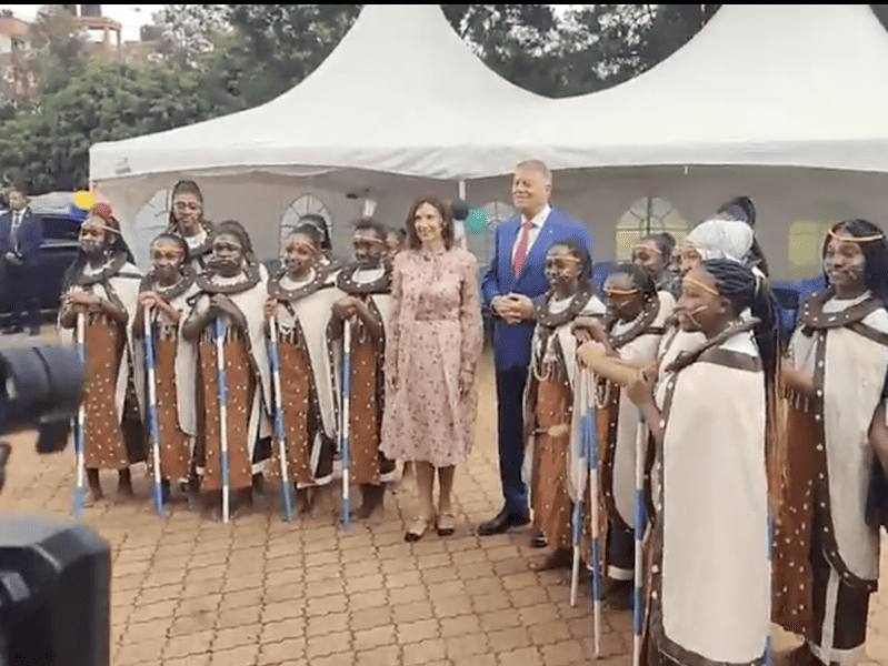 carmen iohannis a dansat alături de elevele unei școli din kenya (video)