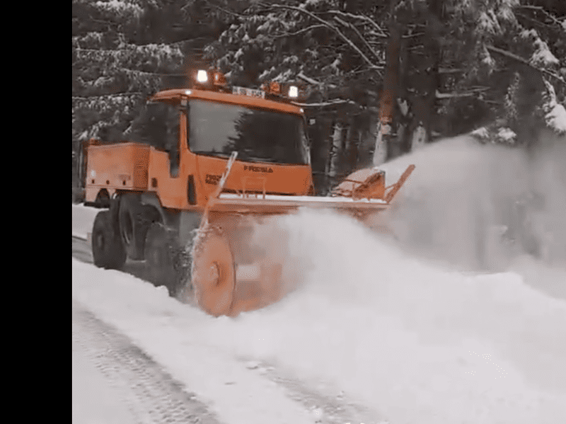 zăpadă abundentă pe transfăgărășan. drumarii intervin cu o freză (video)