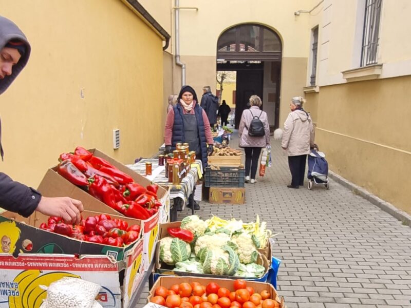 Ultima ediție de toamnă a pieței volante de la Consiliul Județean. Participă 11 producători