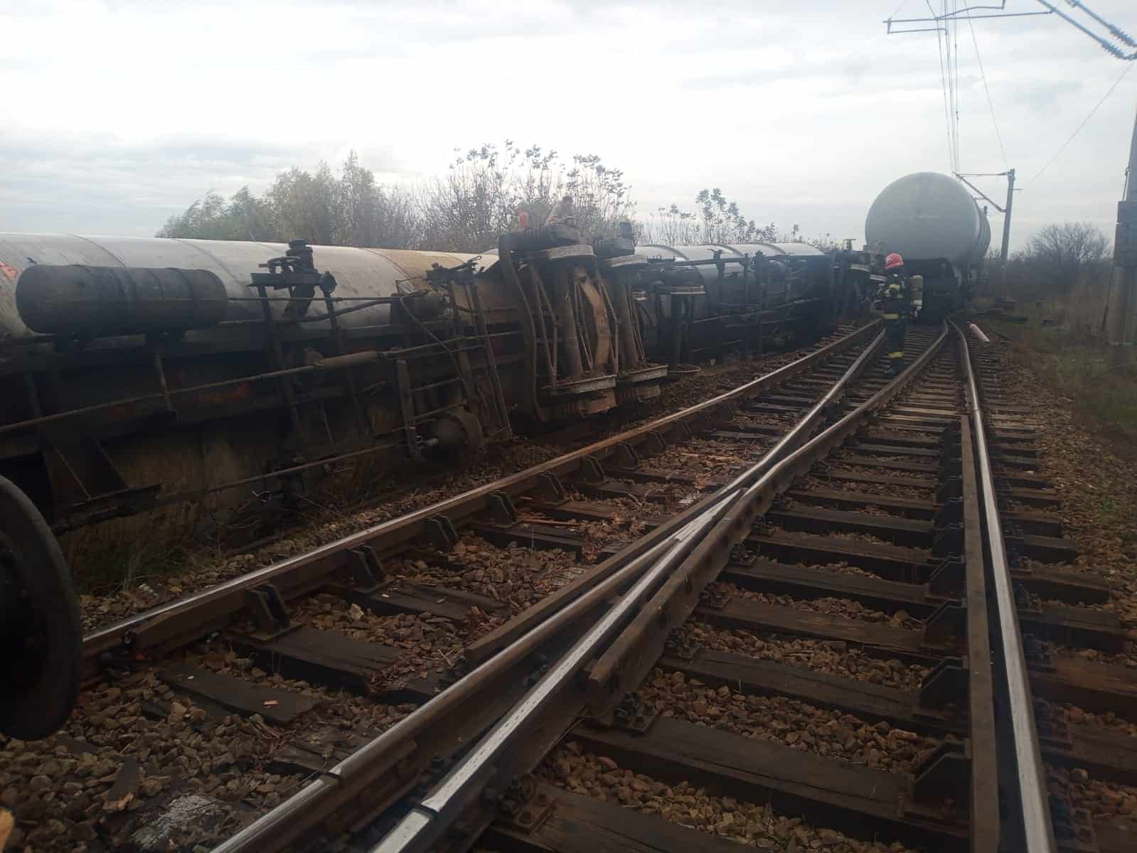 Incident feroviar la Arad. Un marfar cu 26 de vagoane de combustibil a deraiat (foto)