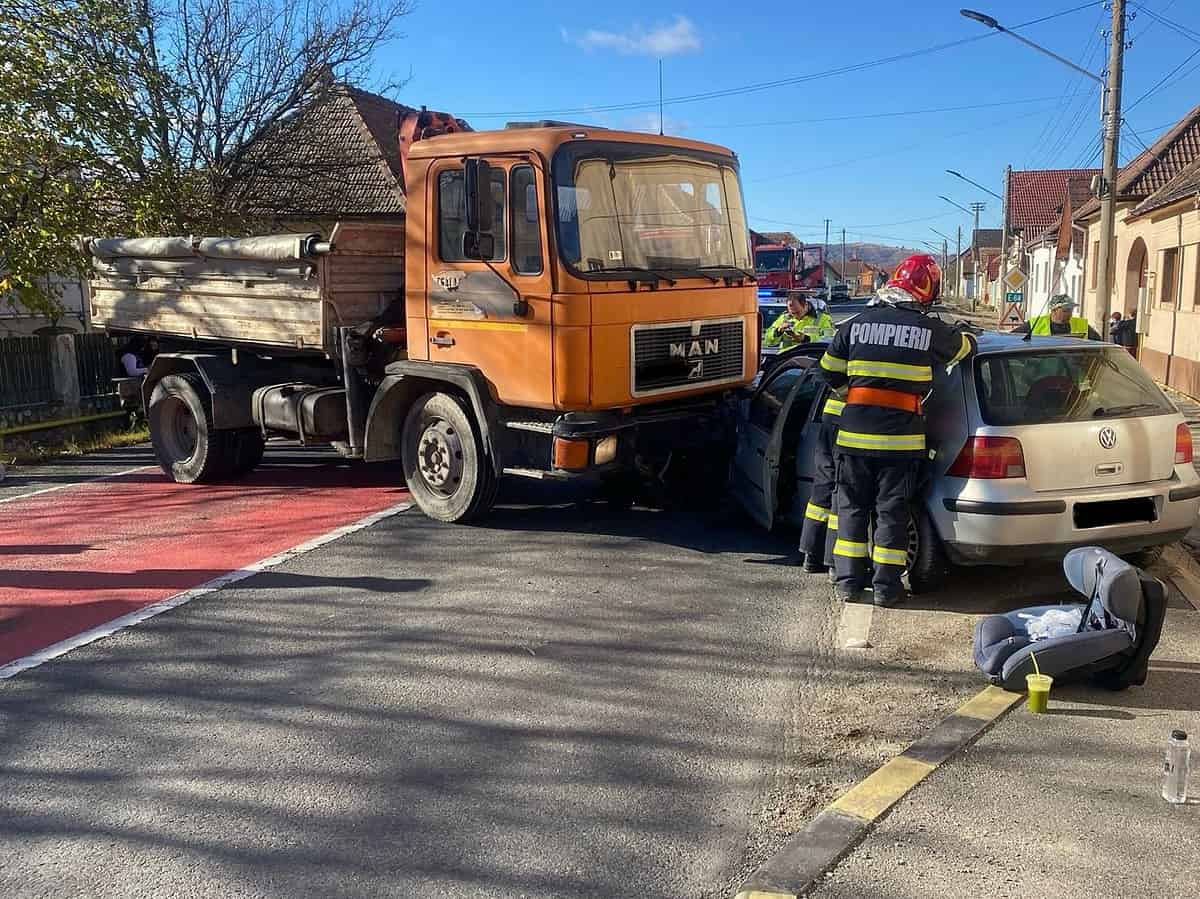 accident pe dn1 la săcel. mașină lovită de o autoutilitară