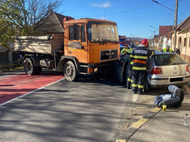 accident pe dn1 la săcel. mașină lovită de o autoutilitară