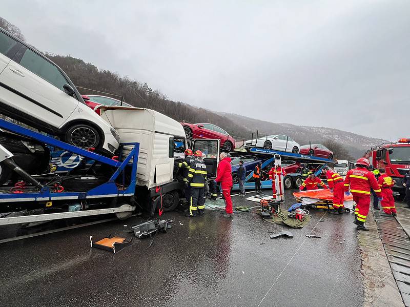 două platforme încărcate cu mașini implicate într-un accident la boița. mai multe tesla avariate (foto)